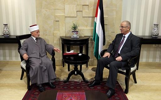 الحمد الله يبحث مع مفتي القدس تطورات الأوضاع في المدينة والمسجد الأقصى