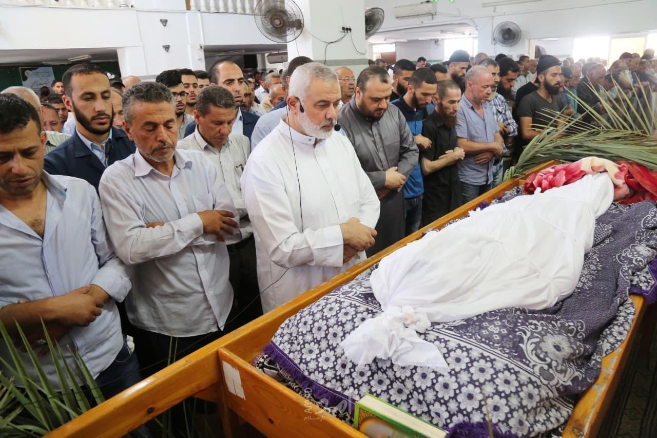 بالصور.. هنية يؤدي صلاة الجنازة على رجل الإصلاح "بكر بكر"