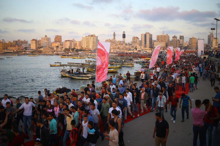 السجادة الحمراء في غزة للفقراء والبسطاء ومداسها وعد بلفور