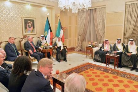 الكويت وأمريكا وبريطانيا تدعو لسرعة احتواء الأزمة مع قطر من خلال الحوار