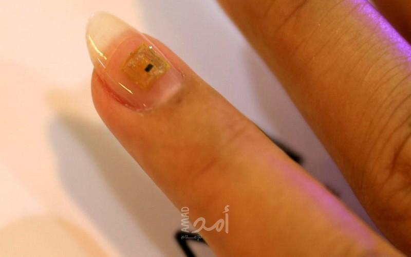 صالون تجميل عربي يقدم "أظافر ذكية" تحمل شرائح بالمعلومات الشخصية