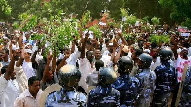 الاتحاد الأوروبي يطالب السودان بالسماح بالتظاهر