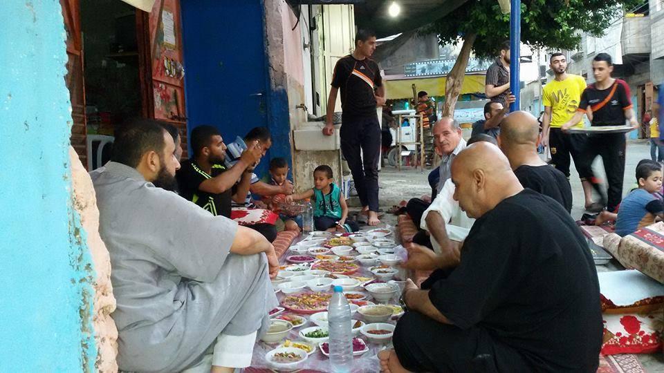 منطقة الصلاحات في مخيم المغازي تنفذ مبادرة "في بيتنا عيش وملح" بمناسبة رمضان