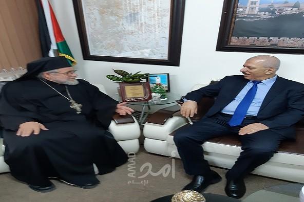 عيسى يلتقي الأب عبد الله يوليو منددين بجرائم الهدم في مدينة القدس المحتلة