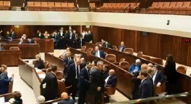 بالفيديو.. الكنيست يطرد أعضاء عرب اعترضوا على قانون إبعاد عائلات منفذي العمليات