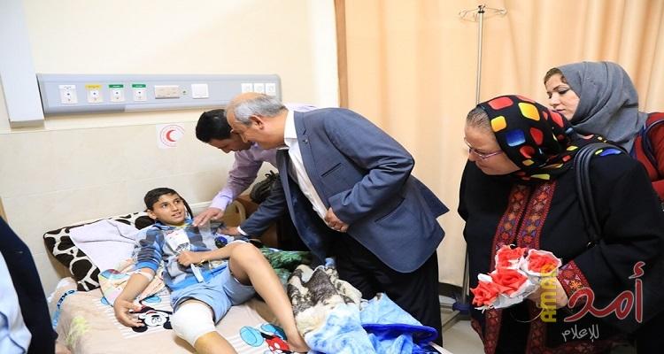 بالصور...وفدٌ قياديٌ من الجبهة الشعبية في جولة تفقدية لأوضاع جرحى "مسيرة العودة"