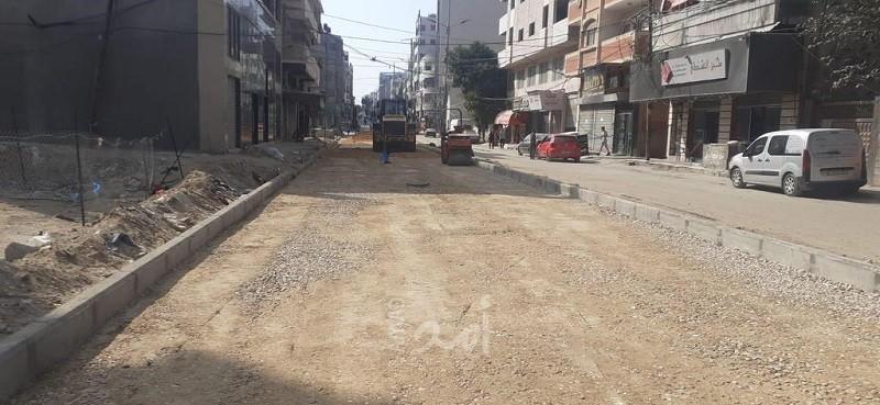 بلدية غزة تبدأ بإجراء صيانة مؤقتة للشوارع الرئيسية المتضررة من "عدوان مايو"