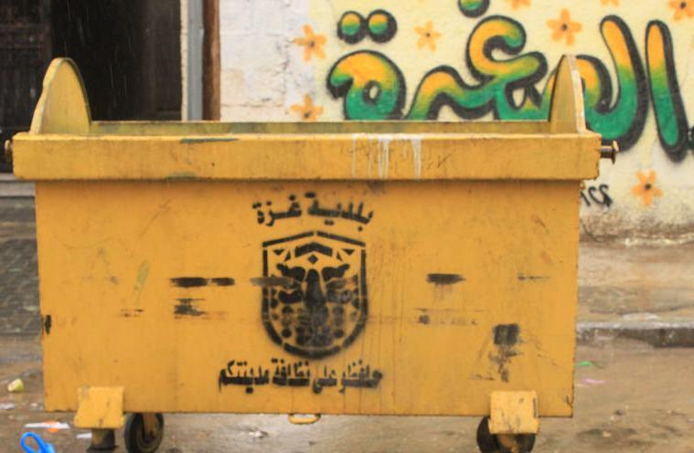 بلدية غزة تدعو المواطنين لعدم إحراق حاويات النفايات للمحافظة على البيئة