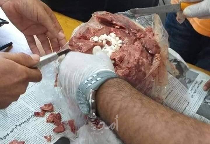 داخل لحوم مثلجة.. بالصور- ضبط حبوب مخدرة وحشيش مع تاجر عبر معبر "بيت حانون"