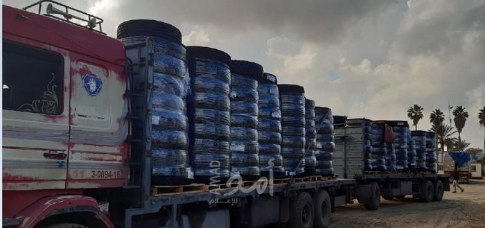 إدخال (17) شاحنة محملة بـ4 آلاف إطار سيارة "كوشوك" إلى قطاع غزة