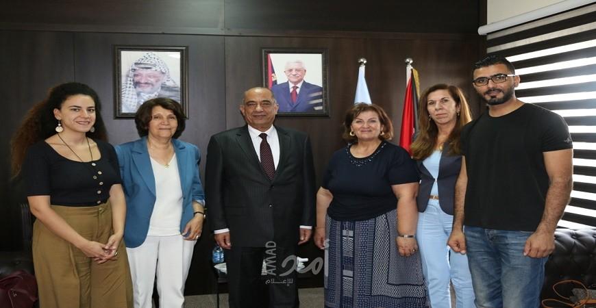 الشلالدة يلتقي وفداً من المبادرة النسوية "الأورومتوسطية" في فلسطين