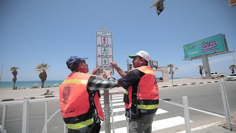 بلدية غزة تركب إشارة ضوئية على شارع الرشيد