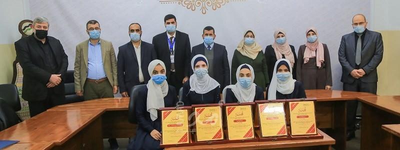 غزة: ثابت يكرّم الفائزين بجائزة صندوق الإنجاز والتميز