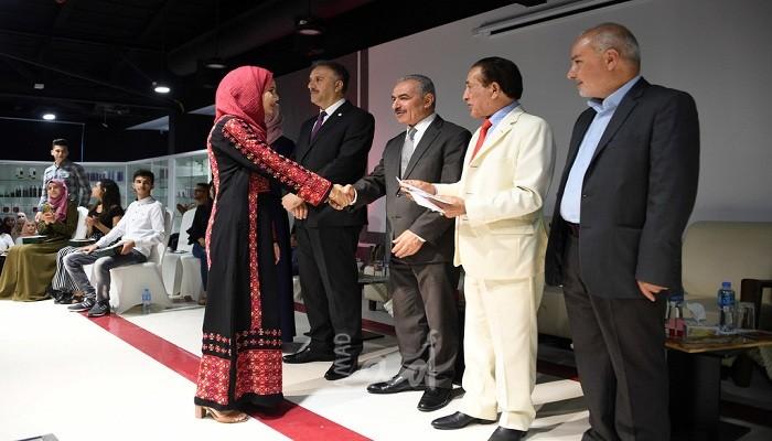 أشتية يشارك في تكريم طلبة الثانوية العامة لقرى غرب رام الله