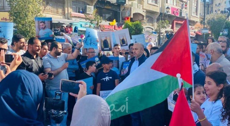 وقفة تضامنية مع الأسرى المضربين برام الله