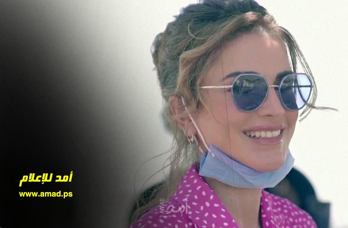 فيديو - الملكة رانيا تحيك الشماغ مع النساء لتشجيع السياحة الداخلية