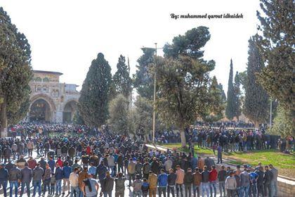 بالصور.. آلاف المصلين يؤدون صلاة الجمعة في المسجد الاقصى المبارك