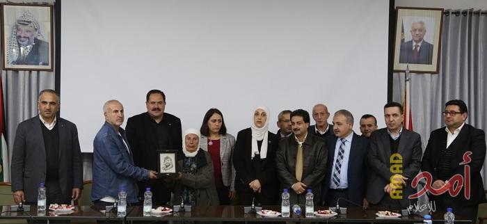 المكتب الحركي في "التربية" يكرم والدة عميد الأسرى كريم يونس