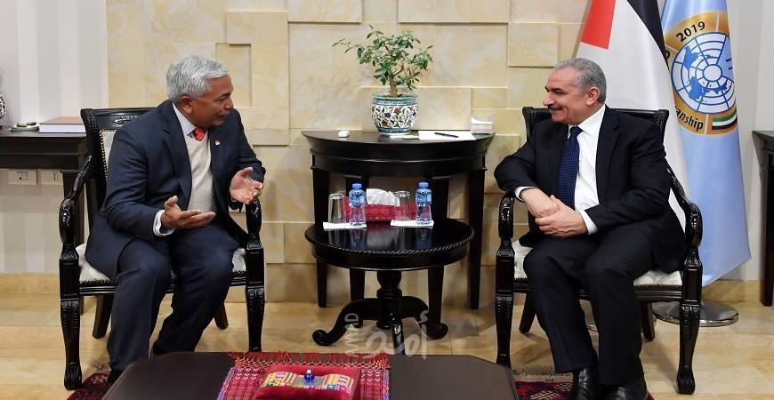 أشتية يبحث مع سفير سنغافورة التعاون في برامج تدريب الشباب على البرمجة والترميز