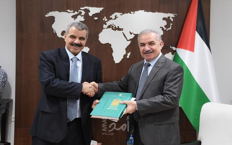 اشتية يتسلم التقرير السنوي لديوان الرقابة المالية والإدارية للعام 2020