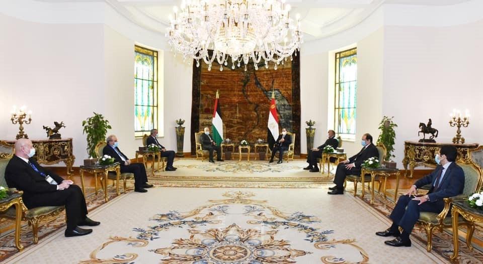 السيسي يؤكد لعباس دعم مصر للخيارات الفلسطينية تجاه التسوية السياسية