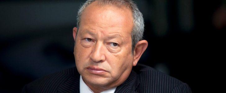 الملياردير المصري ساويرس يدعو رجال الأعمال لسحب استثماراتهم من قطر