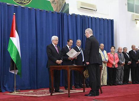 الاعلان عن حكومة التوافق الوطني واداء اليمين الدستورية مع تأجيل القسم القانوني لوزراء غزة