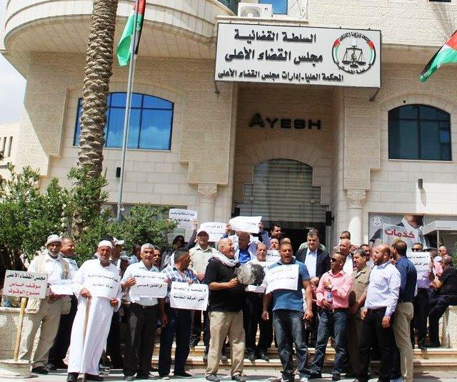 تواصل الازمة بين النقابات العمالية الفلسطينية ووزارة العمل .. و" العليا " تؤجل قرارها