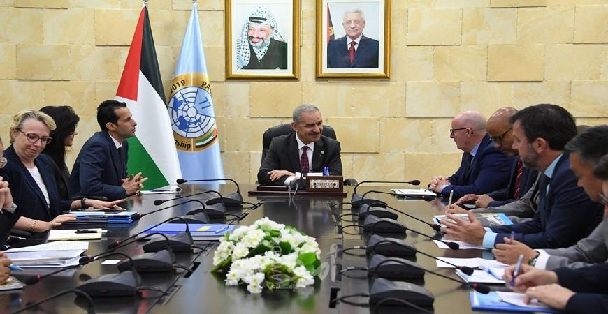 أشتية يؤكد على مراجعة أجندة السياسات الوطنية وإعادة ترتيب الأولويات