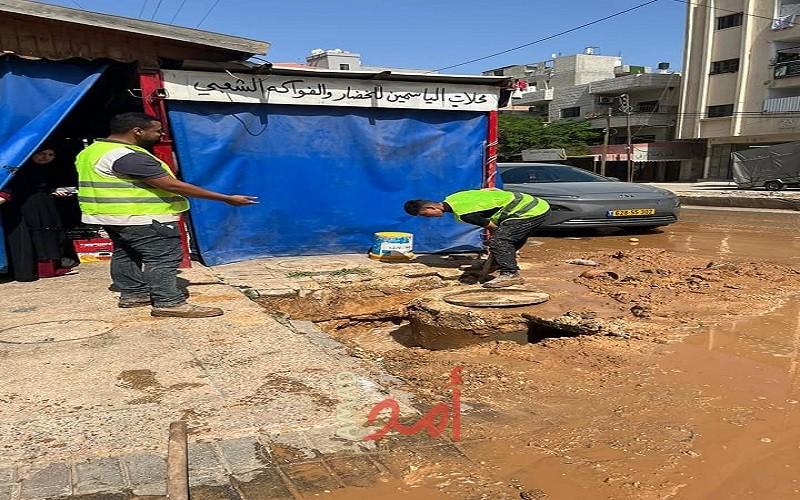 قلقيلية: الطواقم الفنية وعمال العقود المؤقتة يباشرون العمل في أقسام البلدية