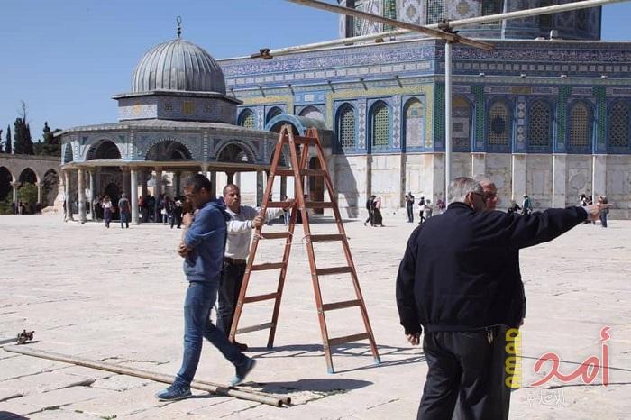 تحضيراً لشهر رمضان.. بالصور- دائرة الأوقاف تركب مظلات داخل المسجد الأقصى