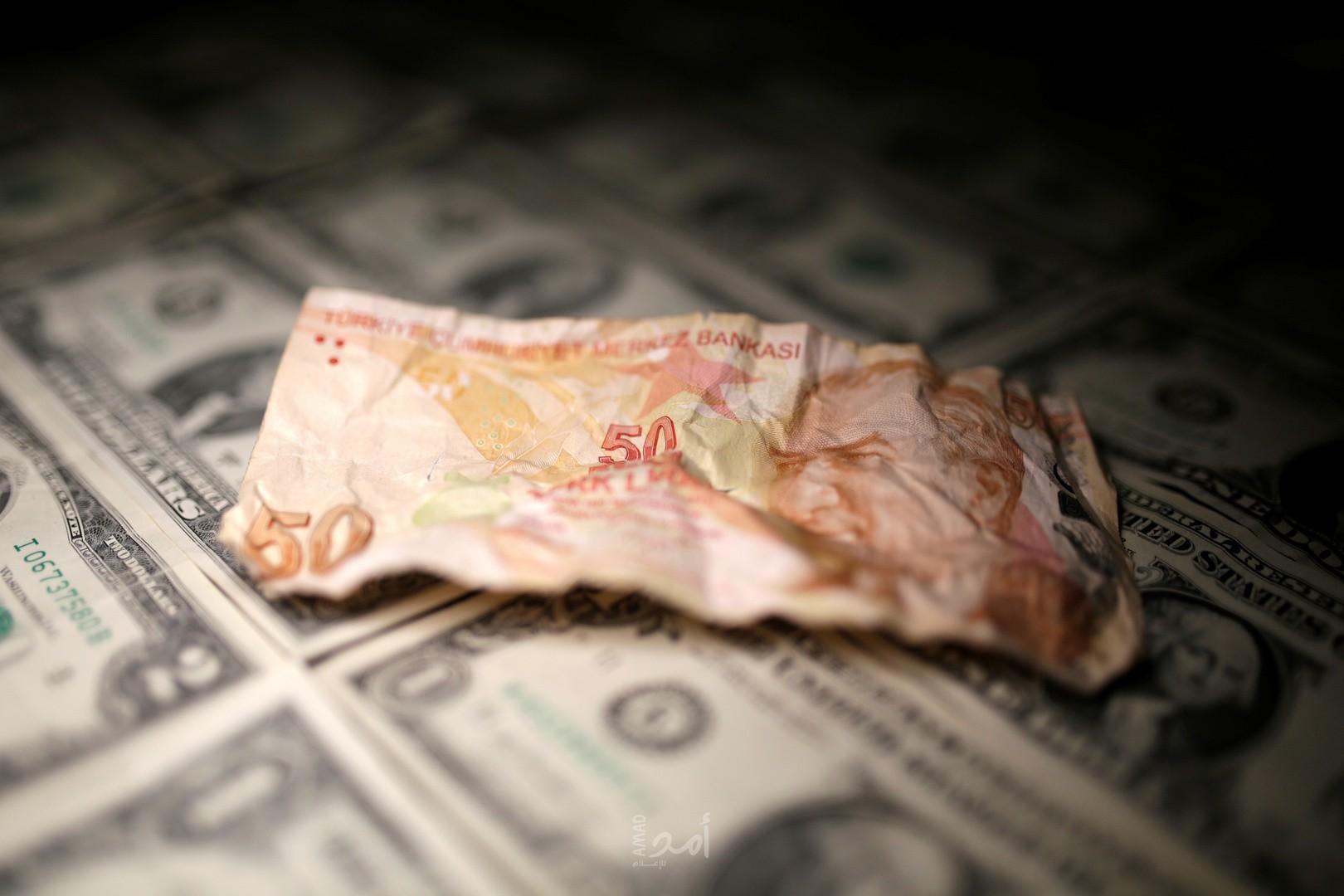 الليرة التركية تهبط وتقترب من مستويات قياسية