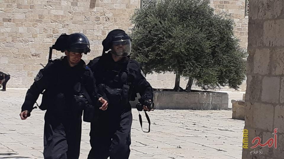 بالصور والفيديو:  قوات الاحتلال تعيد فتح أبواب المسجد الأقصى