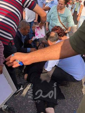 رام الله: إصابة بالإغماء لوالدة الأسير "وجدي العواودة" المضربة عن الطعام