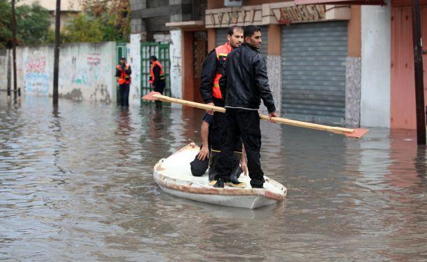 ساعة  من مطر أغرقت غزة لينفجر السؤال أين البنى التحتية