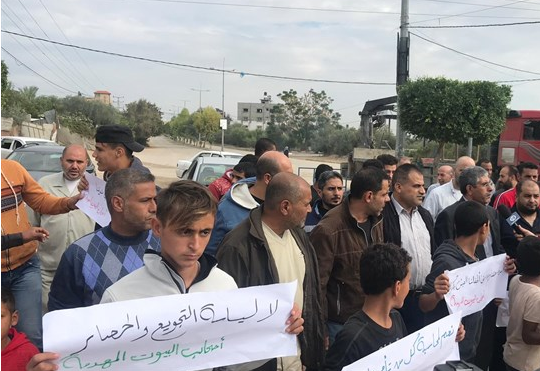 عشرات المواطنين من أصحاب المنازل المدمرة يتظاهرون في شمال القطاع رفضا لقرار الأونروا