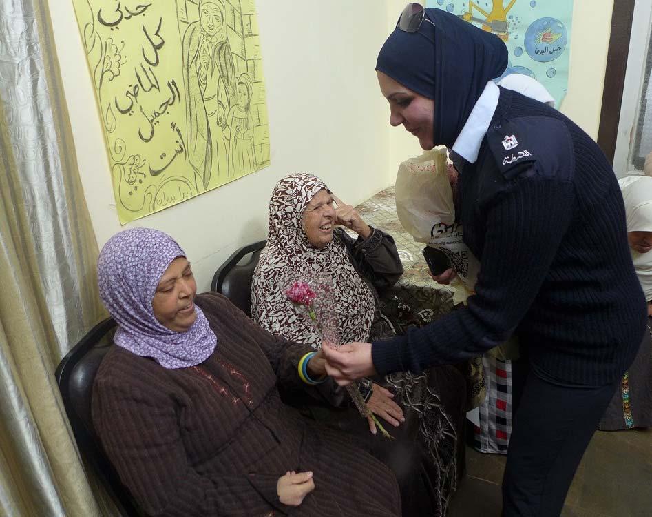 اللواء حازم عطا الله يهنئ الأم الفلسطينية بمناسبة يوم الأم