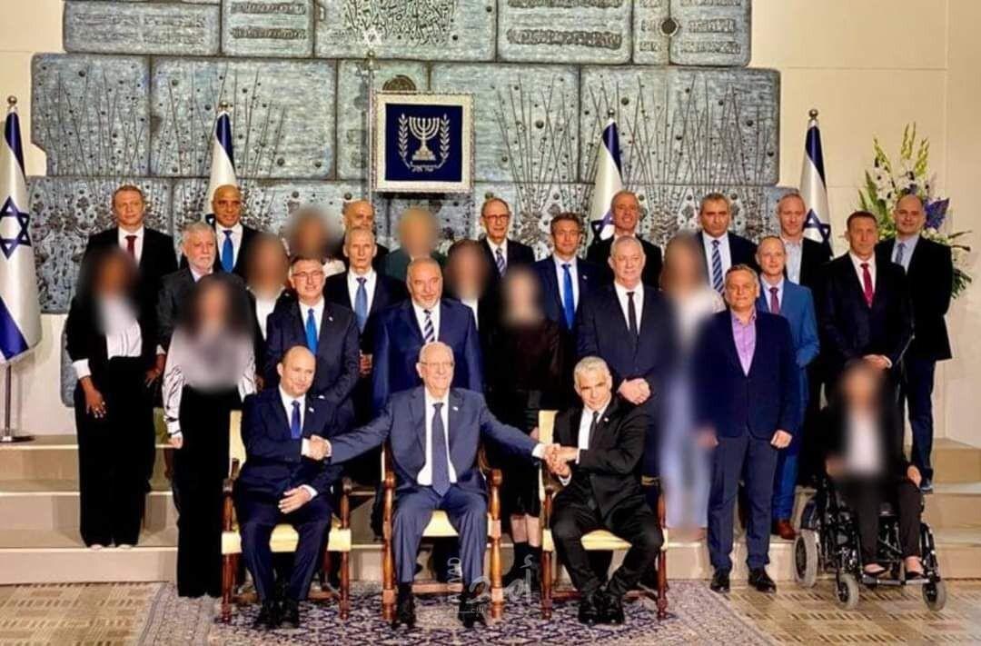 صحيفة يهودية أصولية تخفي وجوه الوزيرات في صورة جماعية لأعضاء الحكومة الإسرائيلية الجديدة