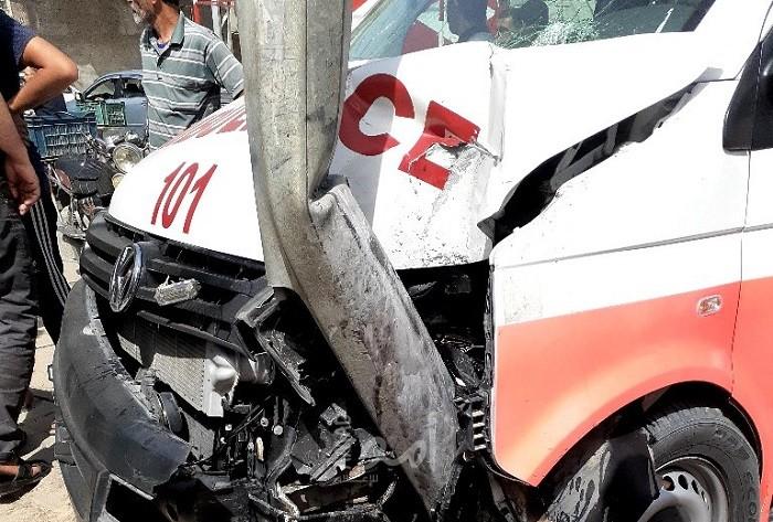 إصابة مسعف بإصطدام سيارة إسعاف بعامود كهرباء في خانيونس- صور