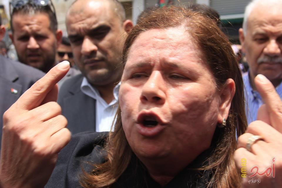 فدوى البرغوثي تروي كيفية منعها من زيارة زوجها الأسير القائد مروان بعد وصولها للسجن