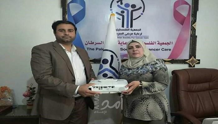 جامعة فلسطين تتبرع بجهاز بروجكتور للجمعية الفلسطينية لرعاية مرضى السرطان