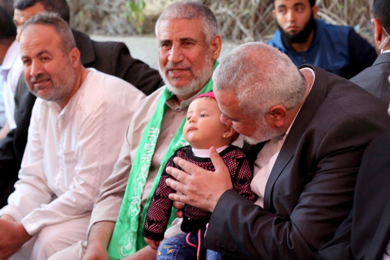بالصور.. هنية يقدم واجب العزاء لضحايا "انفجار الزوايدة"