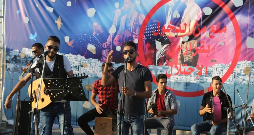 بالفيديو - فرقة "دواوين" الفلسطينية تقيم فعالية احتجاجية بعد منعها من السفر