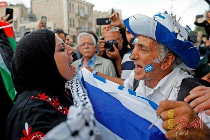 بالصور.. نساء القدس يتصدين لاقتحام المستوطنين لباب العامود