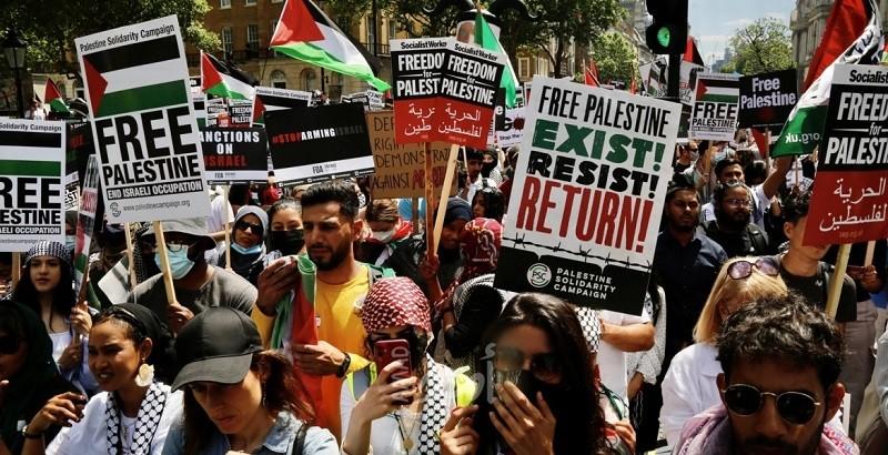 الآلاف يتظاهرون أمام مقر الحكومة البريطانية دعماً للفلسطينيين..صور