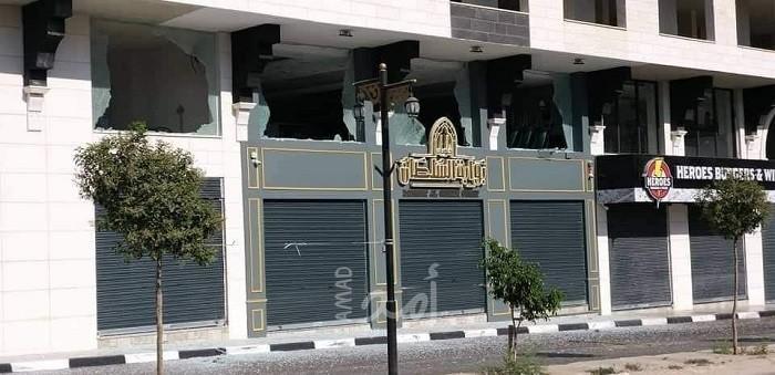 بالصور.. مجهولون يطلقون النار تجاه محل للحلويات في جنين