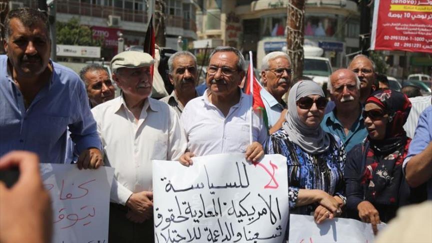 وقفة احتجاجية على زيارة بومبيو لإسرائيل في نابلس..والعالول: بالوحدة نواجه التحديات
