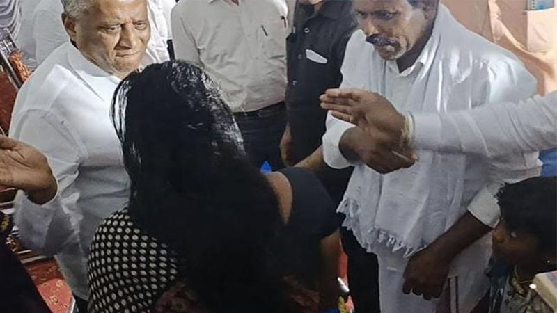 وزير هندي يصفع سيدة بقوة - شاهد