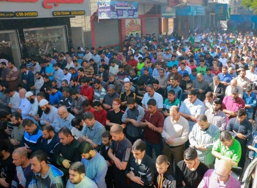 غزة: المئات يؤودون صلاة "الغائب" على أرواح الشهداء المفقودين في النفق