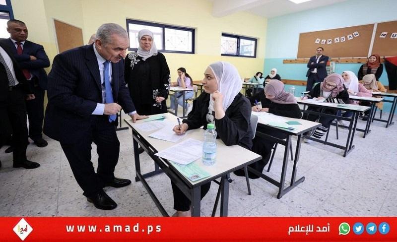 خلال تفقده القاعات.. اشتية: امتحان الثانوية العامة هو أحد أدوات وحدة شعبنا